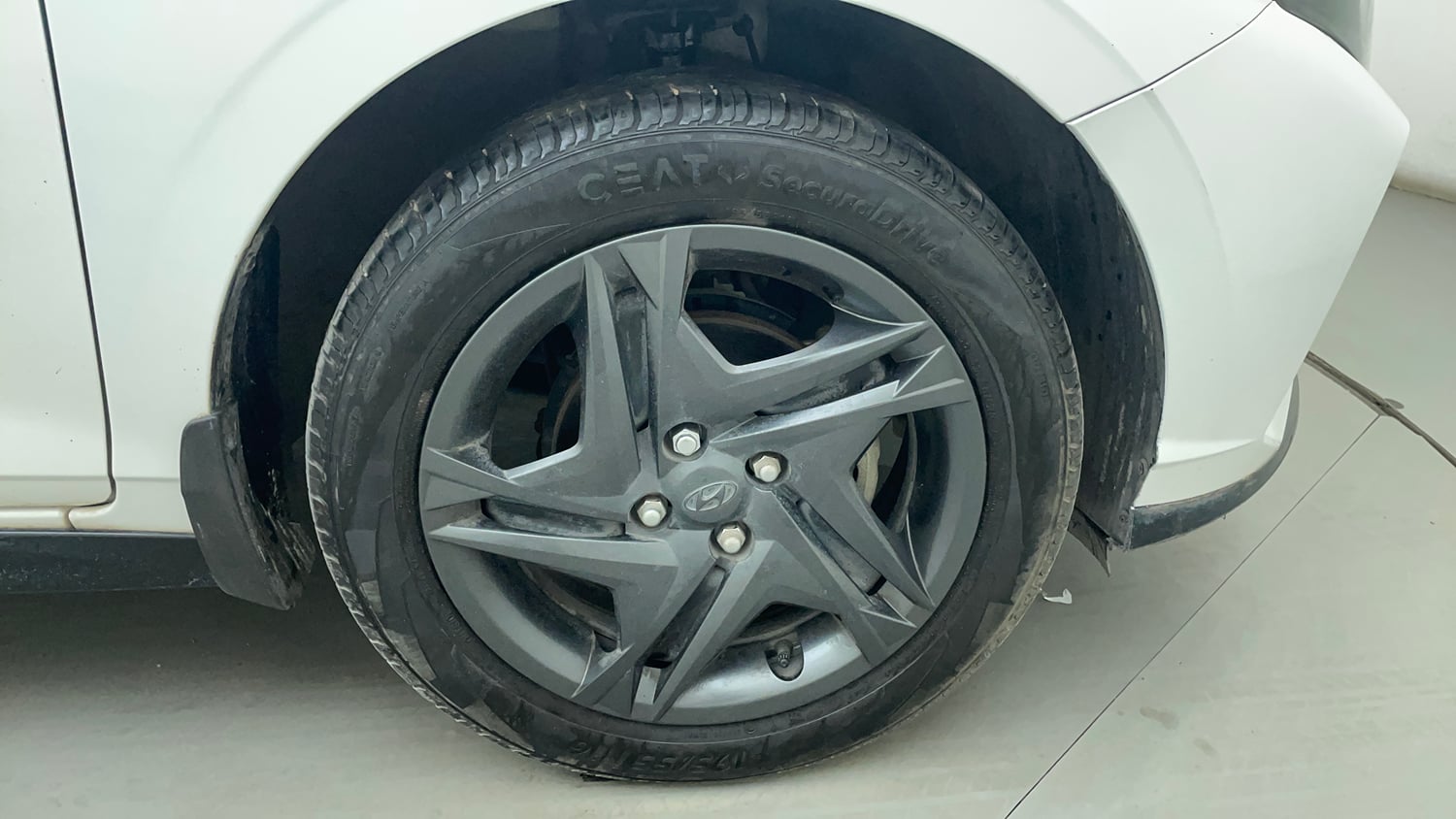 Used 2023 Hyundai i20 Sportz 1.2 MT Dual Tone Petrol Manual tyres RIGHT FRONT TYRE RIM VIEW