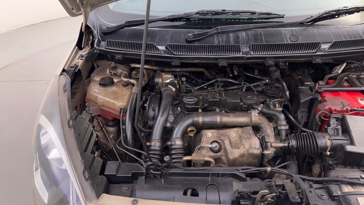 Used 2020 Ford Figo Aspire Titanium1.5 TDCi Diesel Manual engine ENGINE RIGHT SIDE HINGE & APRON VIEW