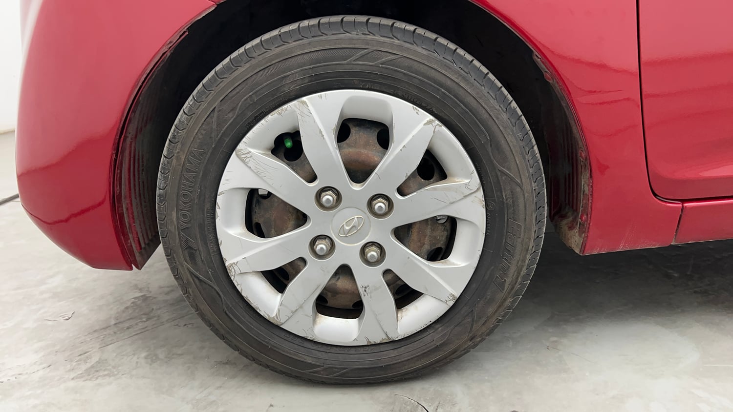 Used 2015 Hyundai Eon Magna Petrol Manual tyres LEFT FRONT TYRE RIM VIEW