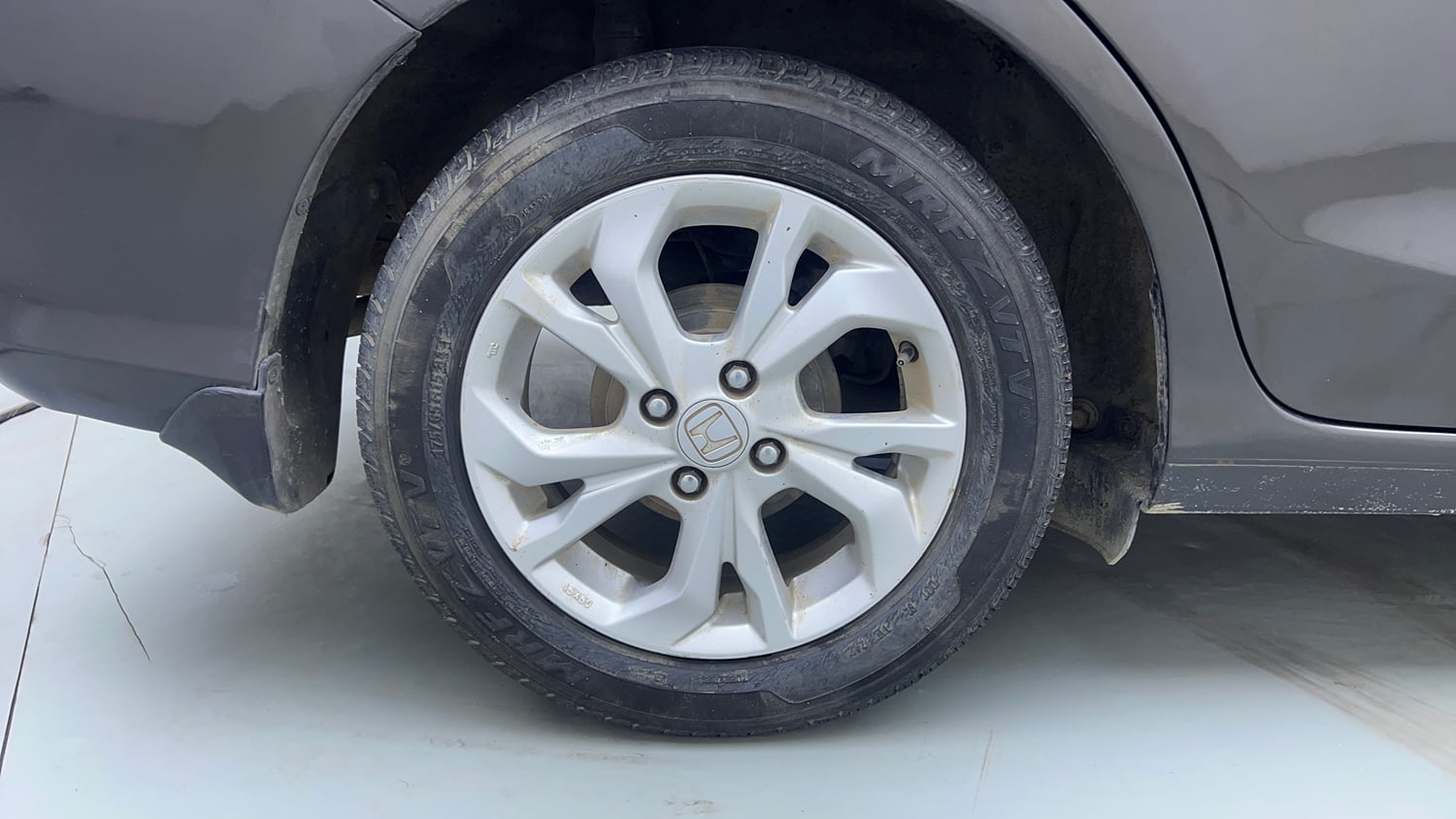 Used 2019 Honda Amaze 1.2 V CVT Petrol Petrol Automatic tyres RIGHT REAR TYRE RIM VIEW
