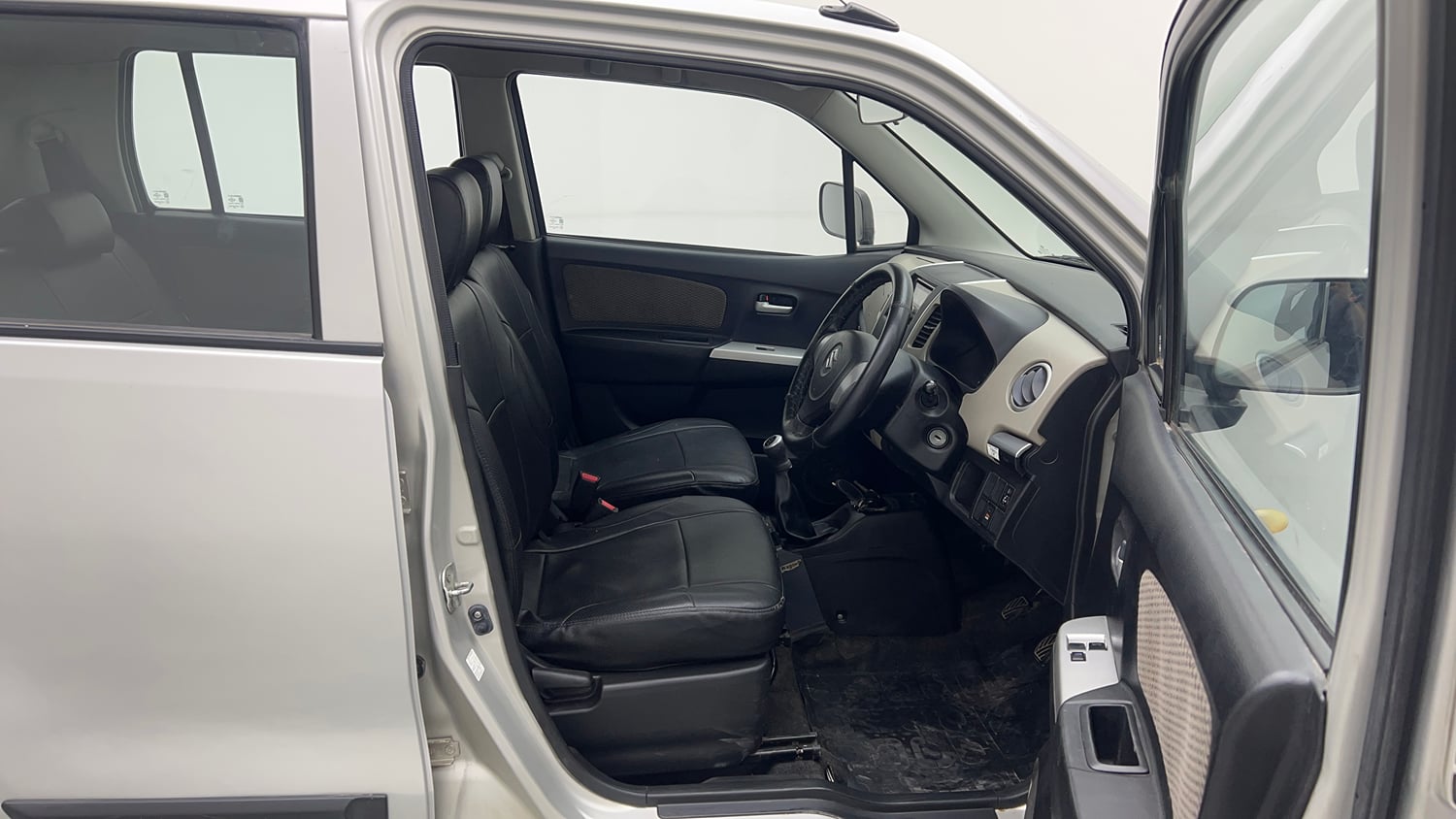 Used 2015 Maruti Suzuki Wagon R LXI Petrol Manual interior RIGHT SIDE FRONT DOOR CABIN VIEW