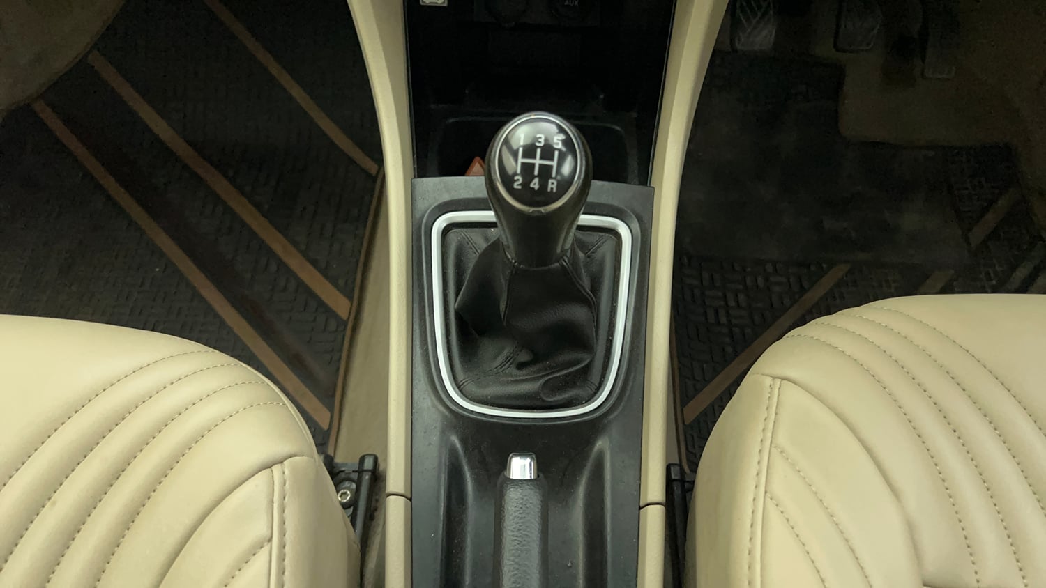 Used 2022 Maruti Suzuki Ciaz Zeta 1.5 Petrol Manual interior GEAR  KNOB VIEW
