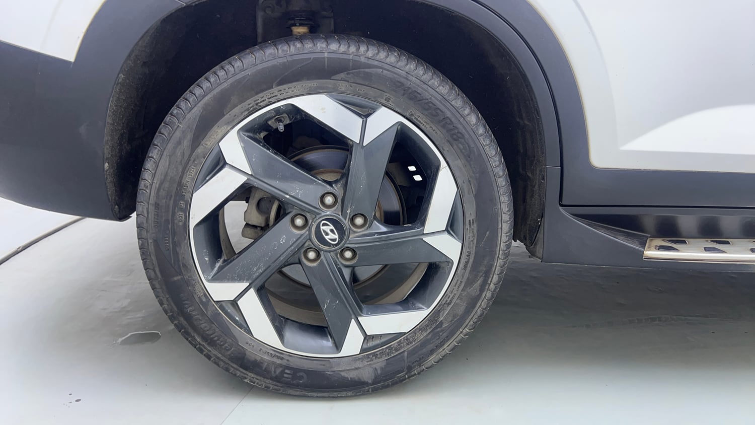 Used 2022 Hyundai Alcazar Signature (O) 6 STR 1.5 Diesel AT Diesel Automatic tyres RIGHT REAR TYRE RIM VIEW