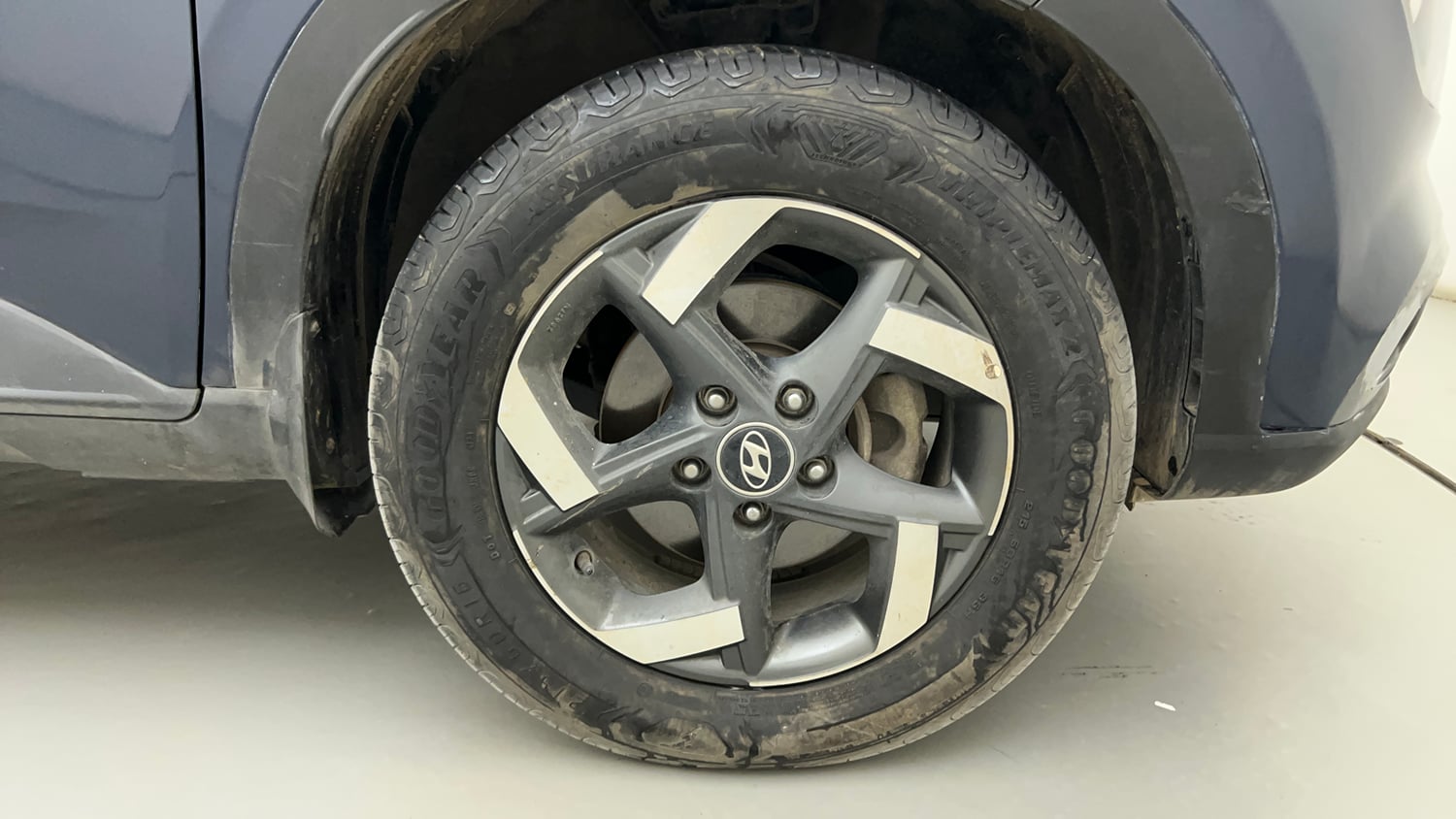 Used 2019 Hyundai Venue SX Plus 1.0 Turbo DCT Petrol Automatic tyres RIGHT FRONT TYRE RIM VIEW