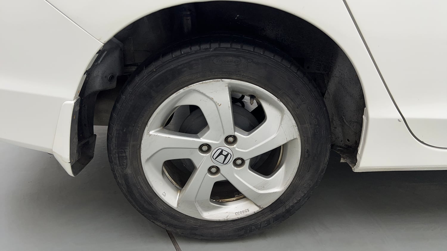 Used 2017 Honda City V Petrol Manual tyres RIGHT REAR TYRE RIM VIEW