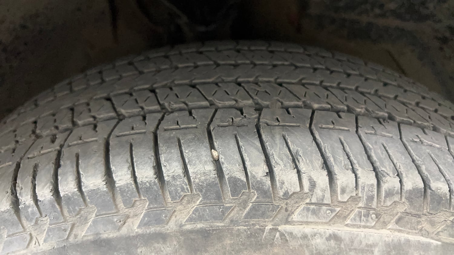 Used 2016 Mahindra XUV500 W10 AT Diesel Automatic tyres RIGHT FRONT TYRE TREAD VIEW