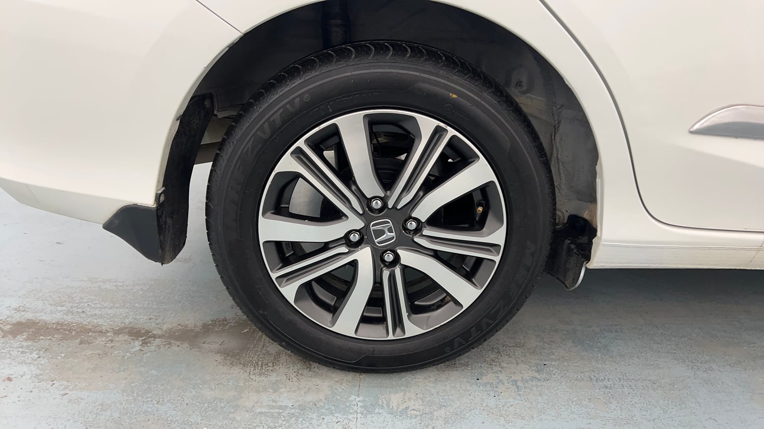 Used 2023 Honda Amaze VX 1.2 Petrol MT Petrol Manual tyres RIGHT REAR TYRE RIM VIEW