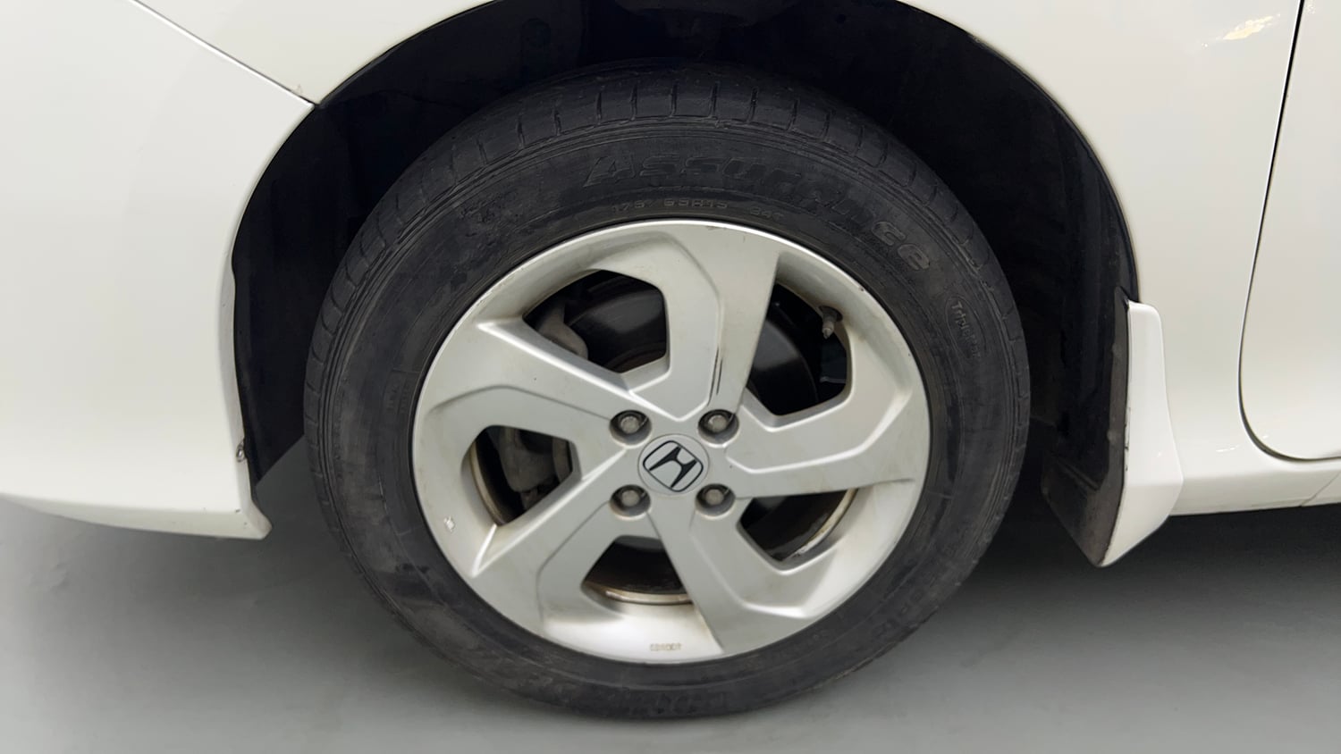 Used 2017 Honda City V Petrol Manual tyres LEFT FRONT TYRE RIM VIEW