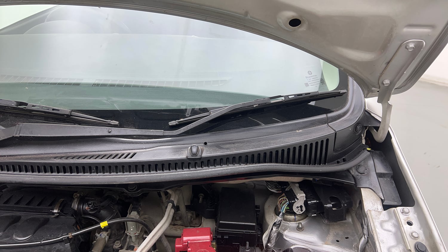 Used 2015 Maruti Suzuki Wagon R LXI Petrol Manual engine ENGINE LEFT SIDE HINGE & APRON VIEW