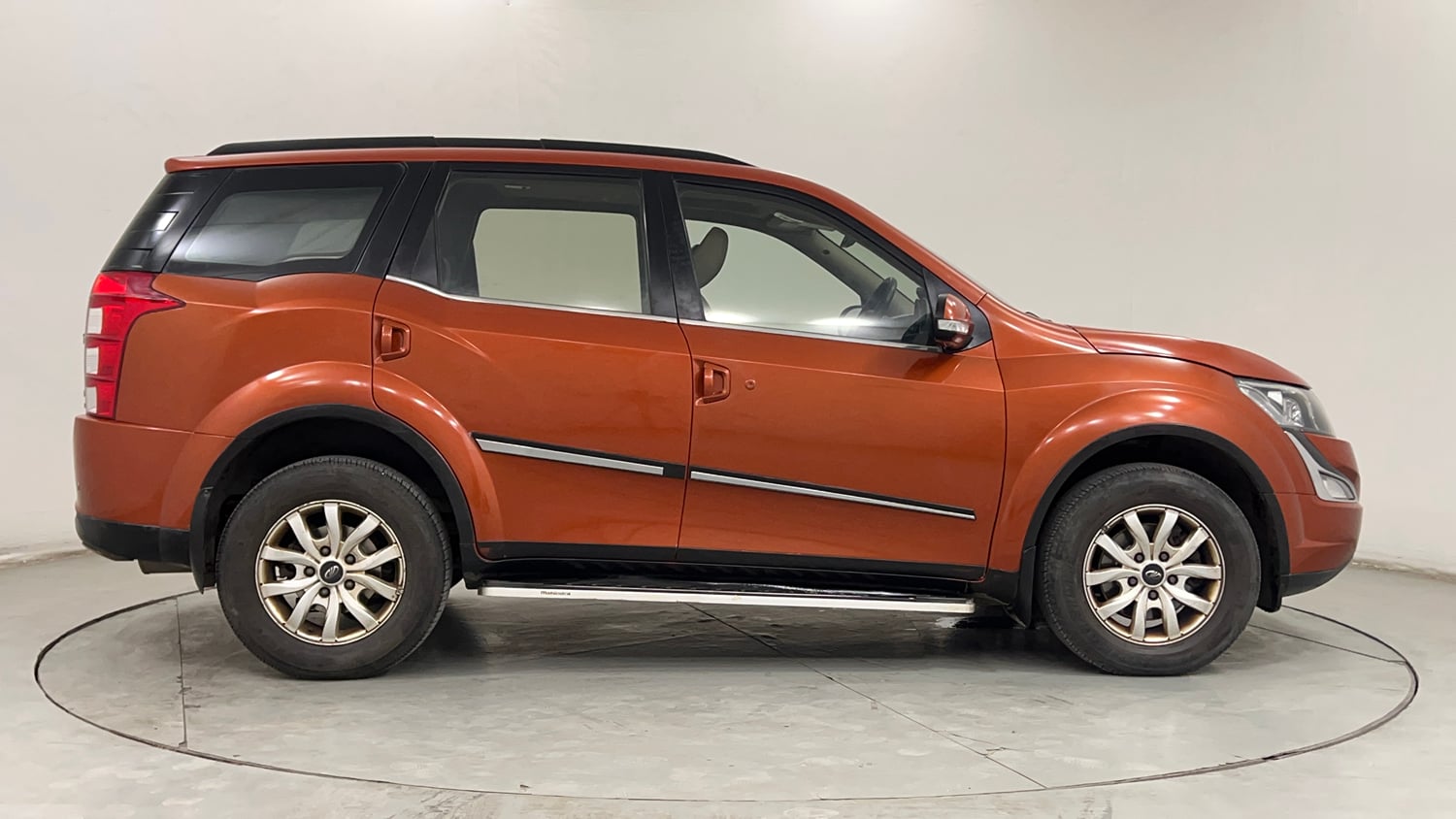 Used 2016 Mahindra XUV500 W10 AT Diesel Automatic exterior RIGHT SIDE VIEW