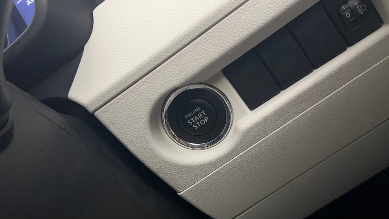 Used 2023 Maruti Suzuki Ignis Zeta 1.2 MT Petrol Manual top_features Keyless start
