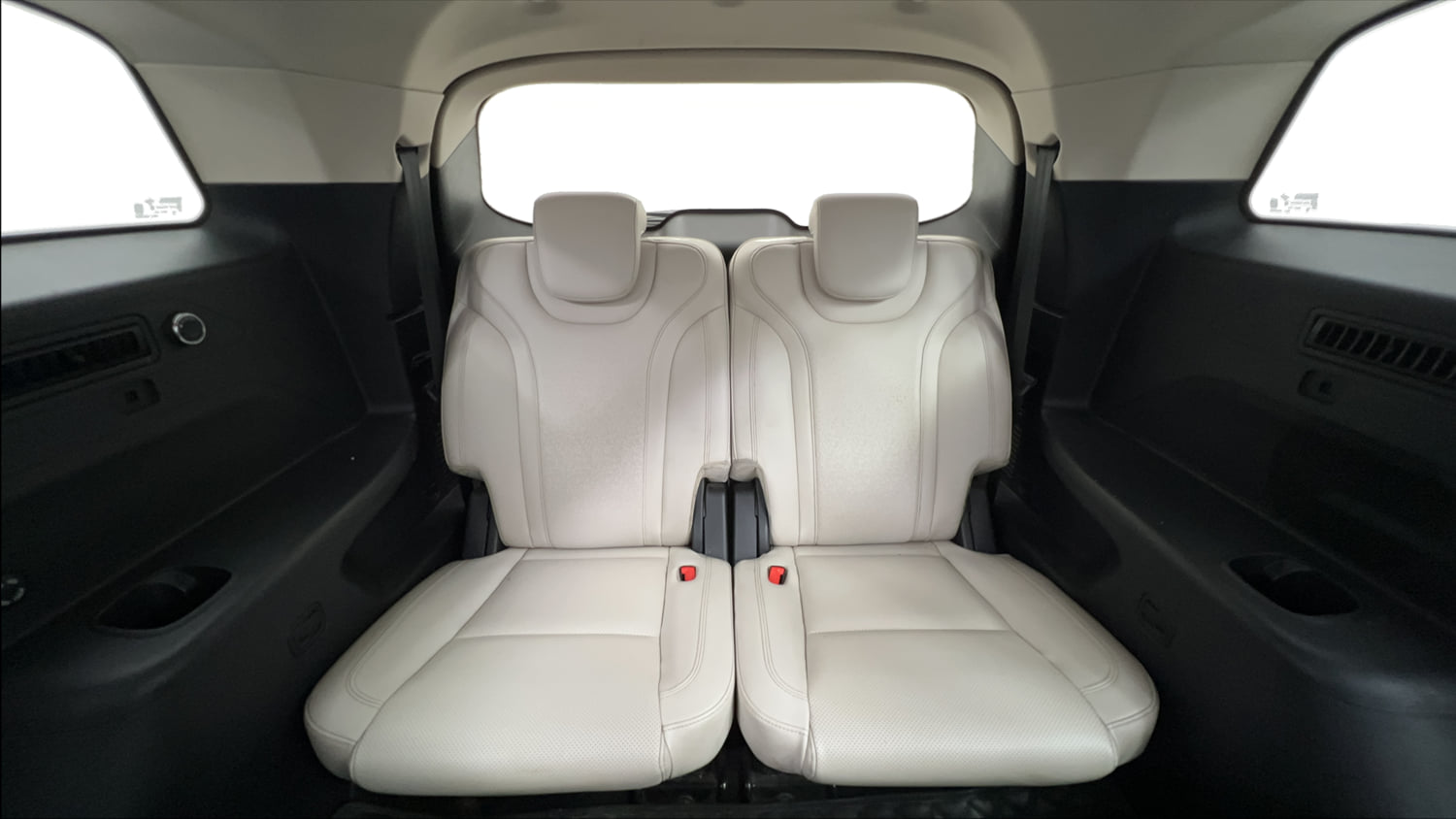 Used 2022 Mahindra XUV700 AX 7 Petrol AT 7 STR Petrol Automatic interior THIRD ROW SEAT