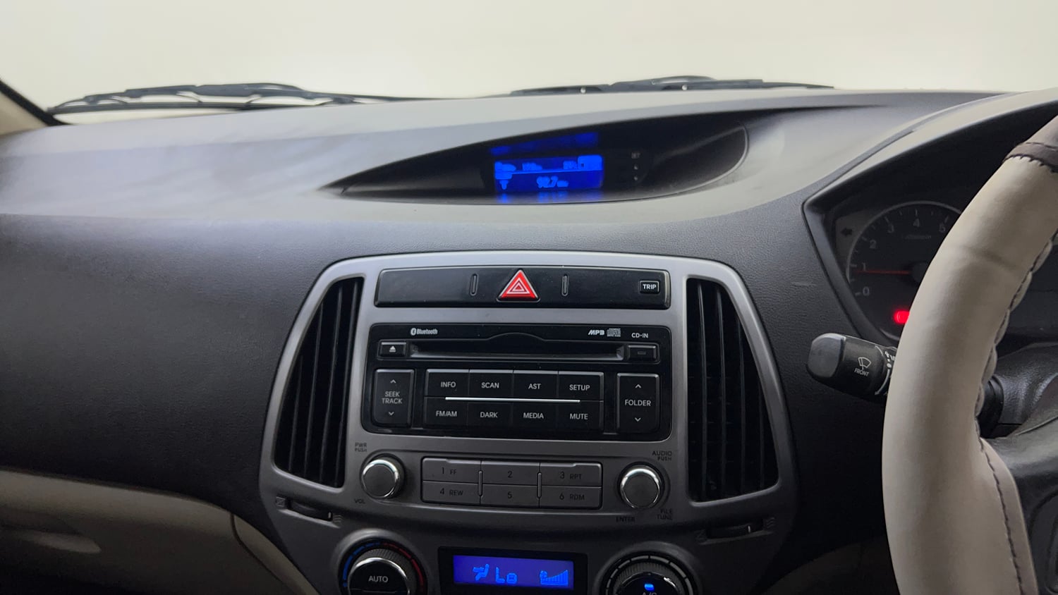 Used 2014 Hyundai i20 Sportz 1.2 Petrol Manual top_features Integrated (in-dash) music system