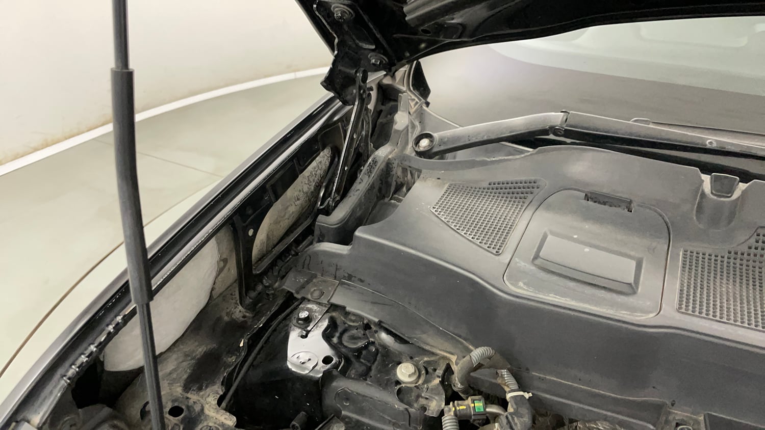 Used 2024 Tata Harrier XZA Plus (O) Dark Edition Diesel Automatic engine ENGINE RIGHT SIDE HINGE & APRON VIEW