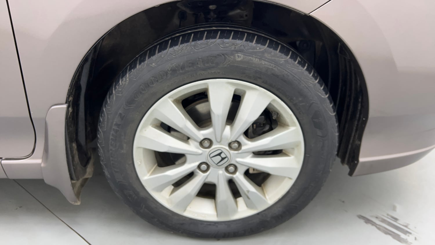 Used 2013 Honda City V MT AVN Petrol Manual tyres RIGHT FRONT TYRE RIM VIEW