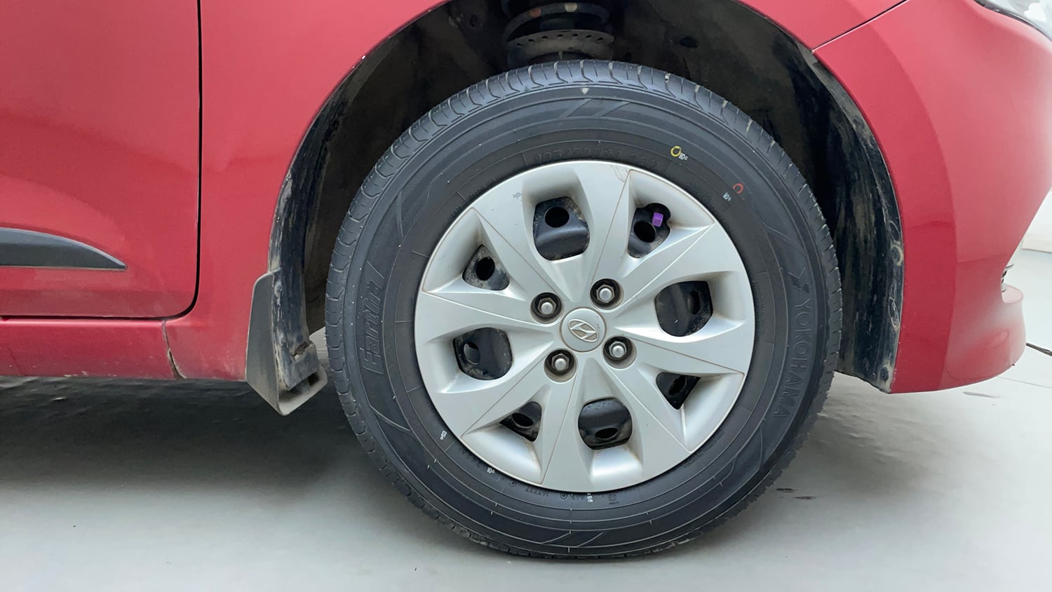 Used 2016 Hyundai Elite i20 Sportz 1.2 Petrol Manual tyres RIGHT FRONT TYRE RIM VIEW