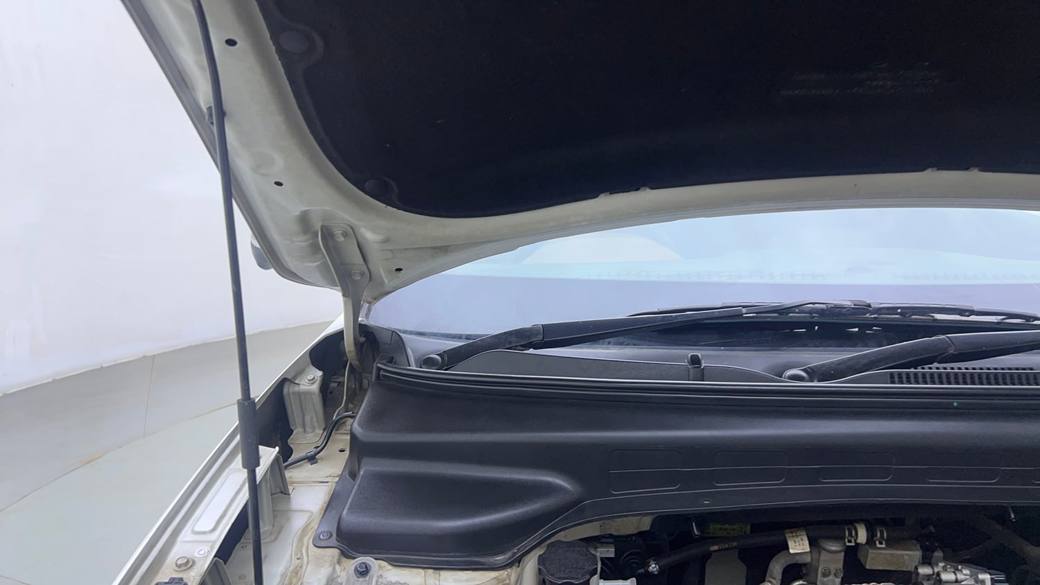 Used 2022 Hyundai Alcazar Signature (O) 6 STR 1.5 Diesel AT Diesel Automatic engine ENGINE RIGHT SIDE HINGE & APRON VIEW