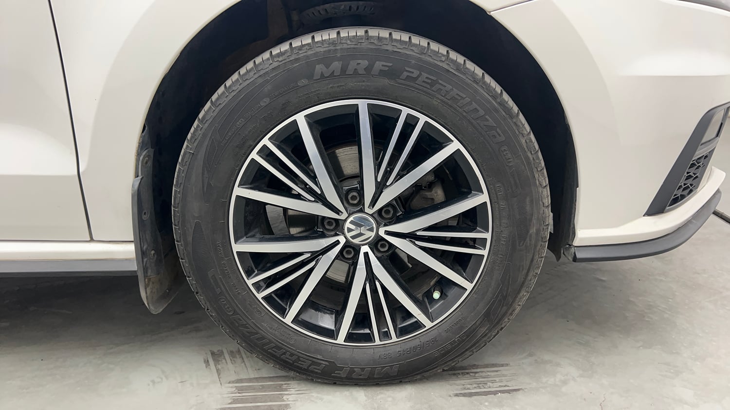 Used 2022 Volkswagen Vento Highline 1.0L TSI Petrol Manual tyres RIGHT FRONT TYRE RIM VIEW