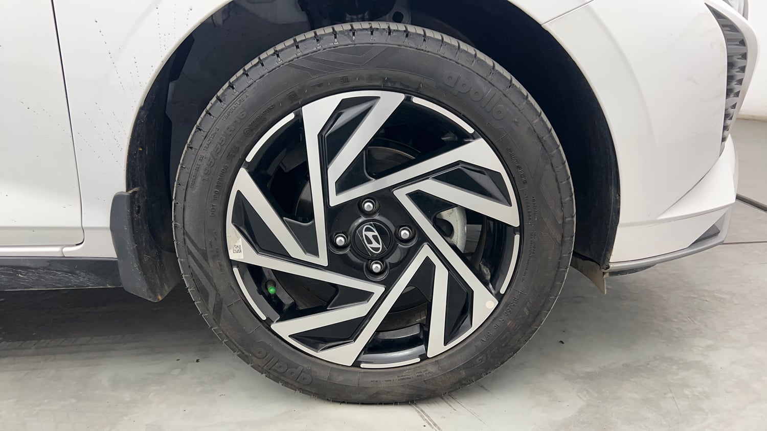 Used 2025 Hyundai New i20 Asta (O) 1.2 MT Petrol Manual tyres RIGHT FRONT TYRE RIM VIEW