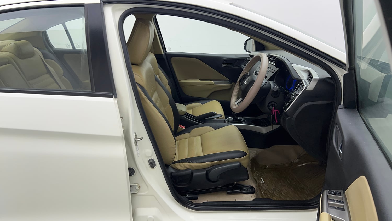 Used 2017 Honda City V Petrol Manual interior RIGHT SIDE FRONT DOOR CABIN VIEW