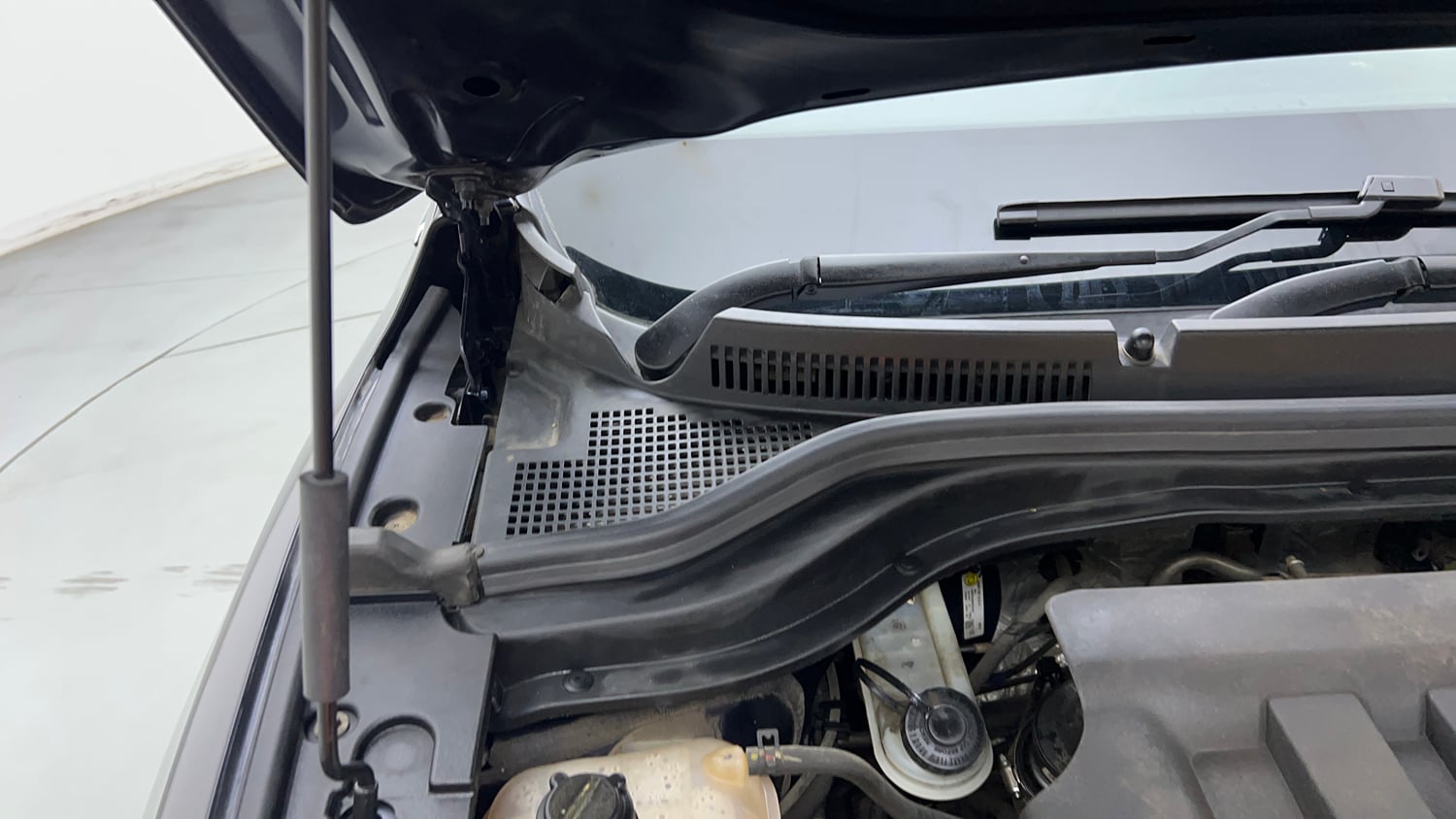 Used 2022 Mahindra XUV700 AX 5 Petrol MT 7 STR Petrol Manual engine ENGINE RIGHT SIDE HINGE & APRON VIEW