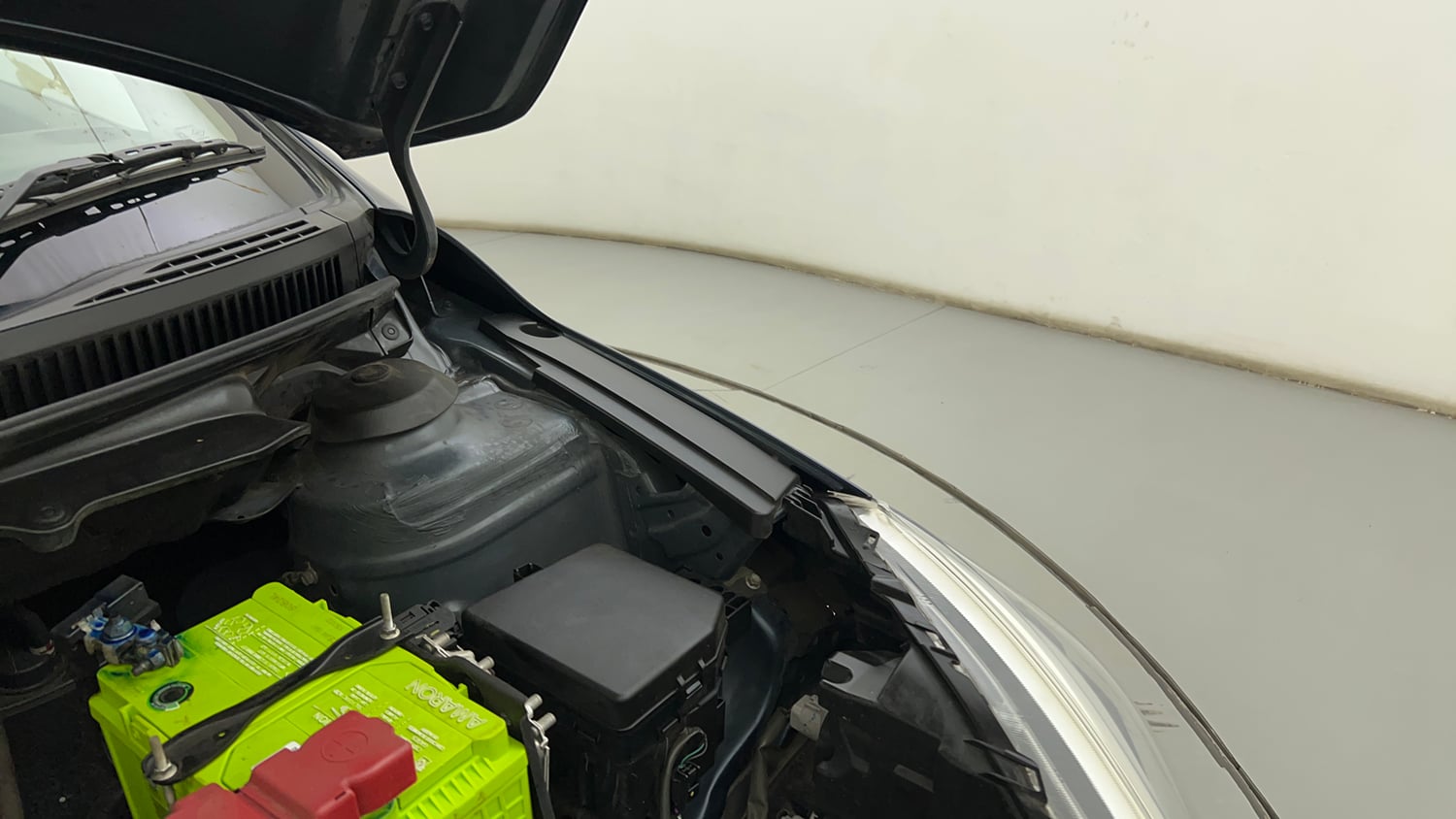 Used 2022 Maruti Suzuki Ciaz Zeta 1.5 Petrol Manual engine ENGINE LEFT SIDE HINGE & APRON VIEW