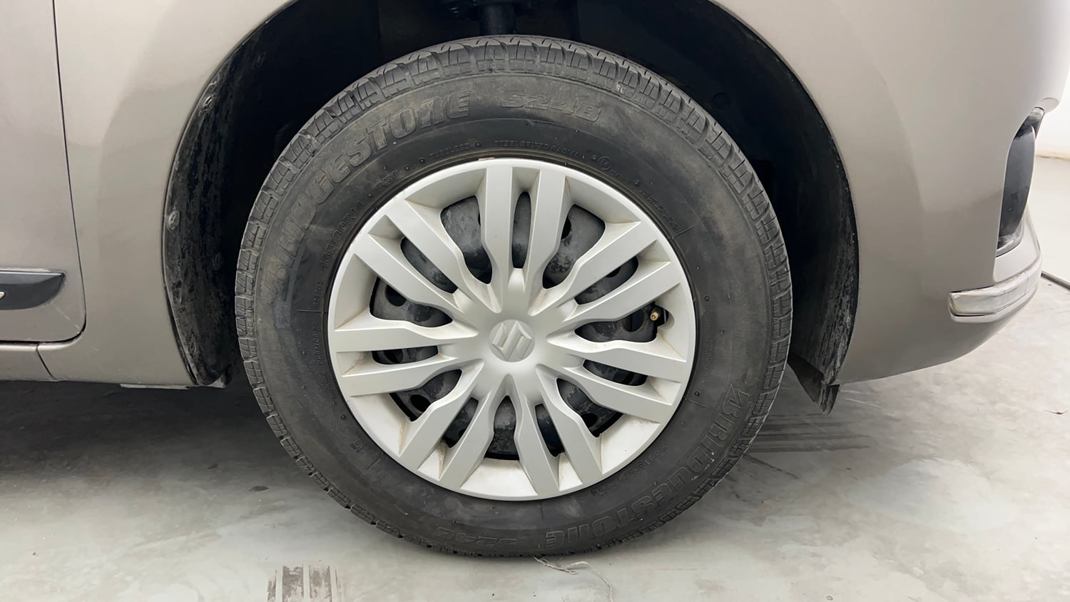 Used 2020 Maruti Suzuki Dzire VXi AMT Petrol Automatic tyres RIGHT FRONT TYRE RIM VIEW