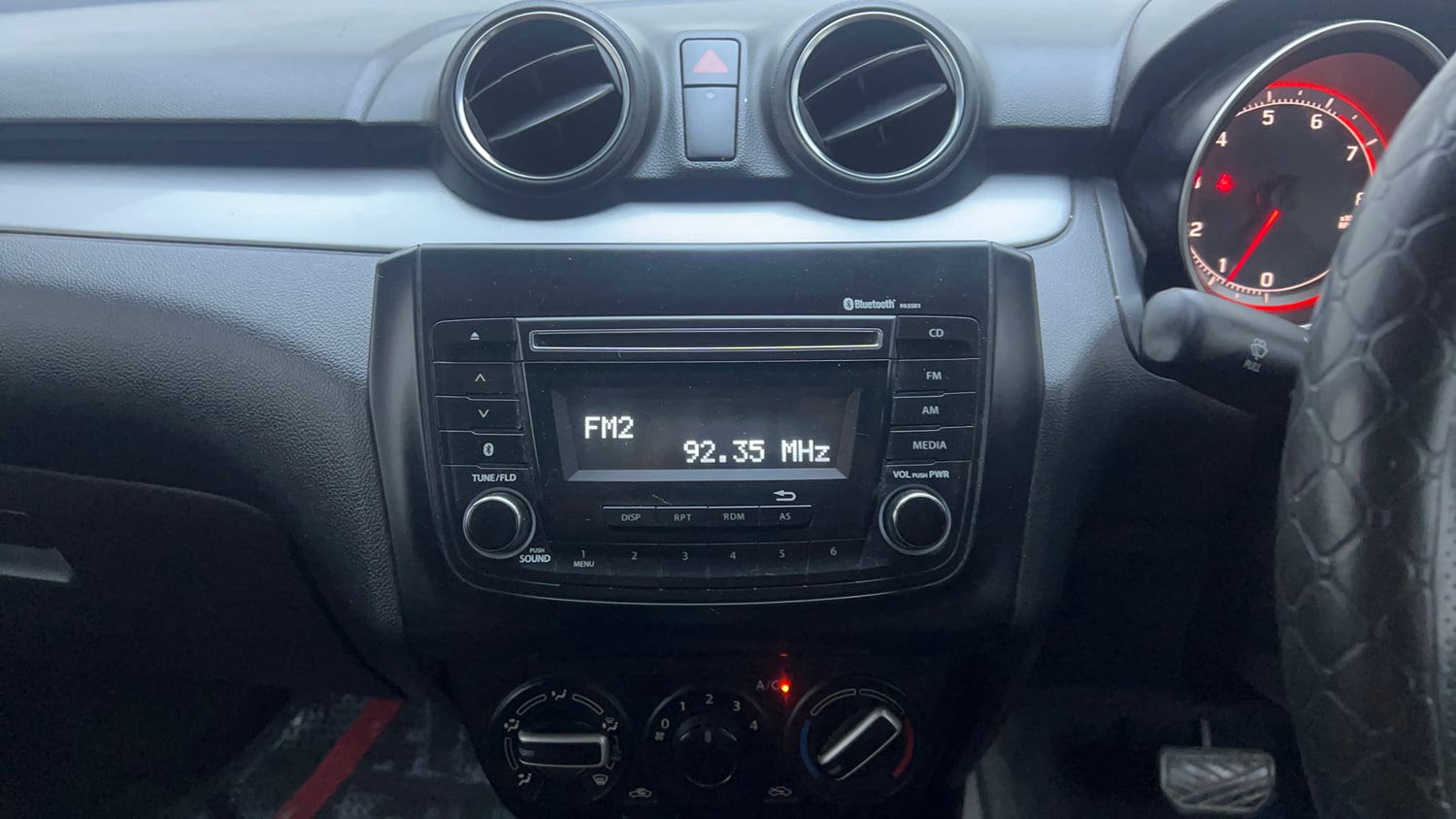 Used 2019 Maruti Suzuki Swift VXi AMT Petrol Automatic interior MUSIC SYSTEM & AC CONTROL VIEW