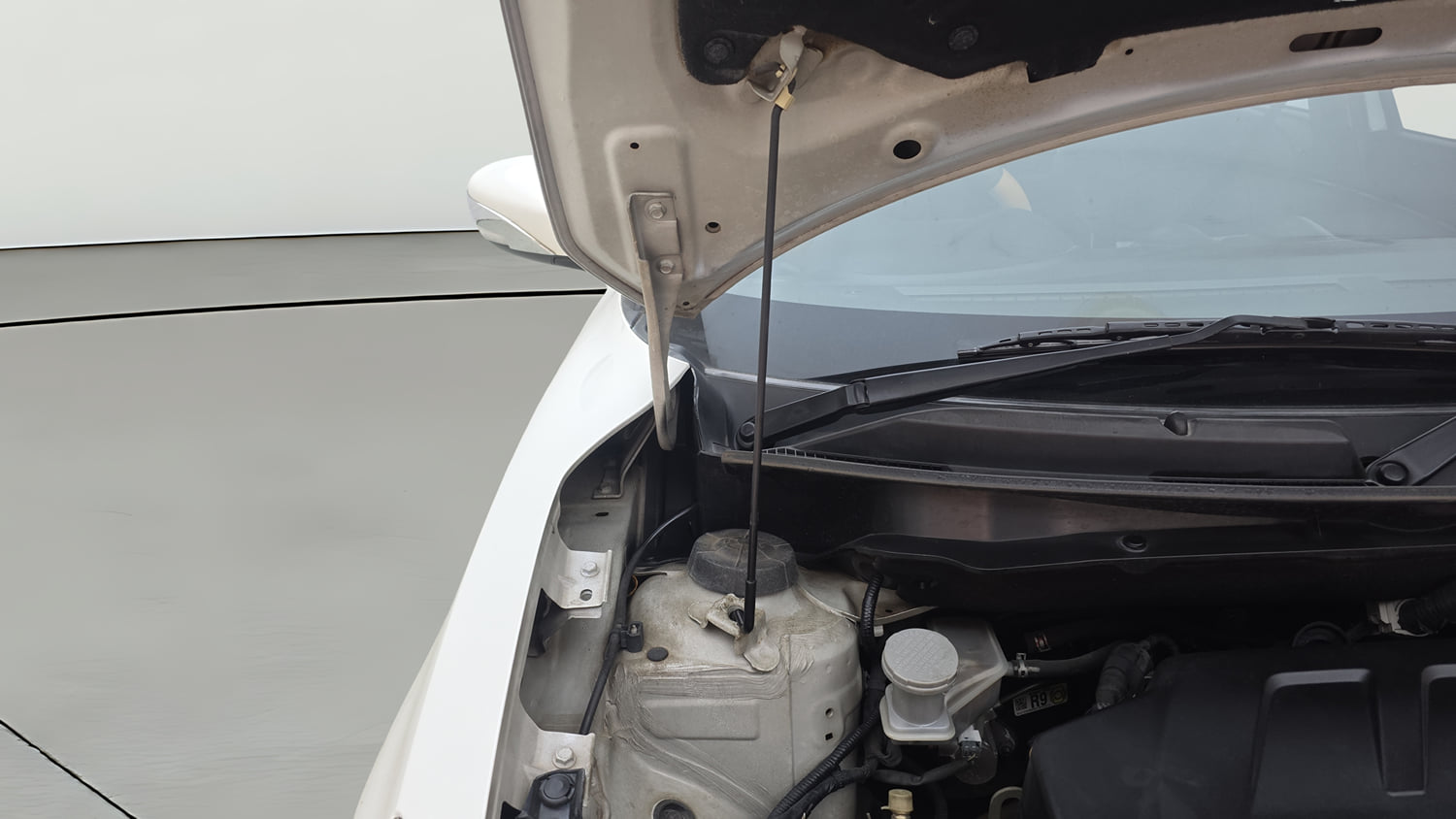 Used 2018 Maruti Suzuki Swift VDi Diesel Manual engine ENGINE RIGHT SIDE HINGE & APRON VIEW