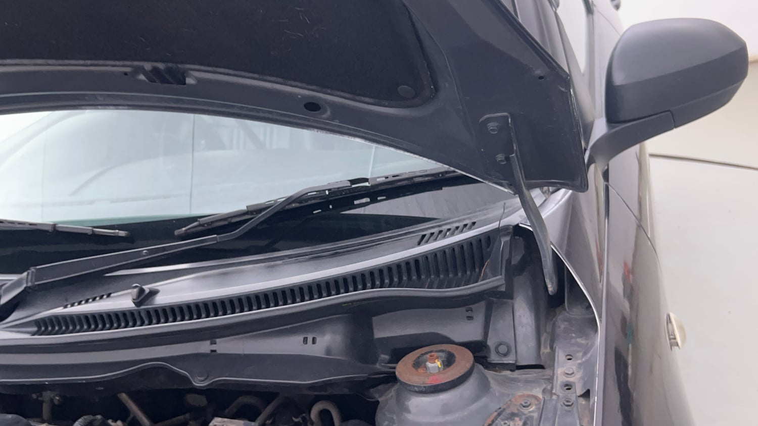 Used 2015 Maruti Suzuki Swift LXi Petrol Manual engine ENGINE LEFT SIDE HINGE & APRON VIEW
