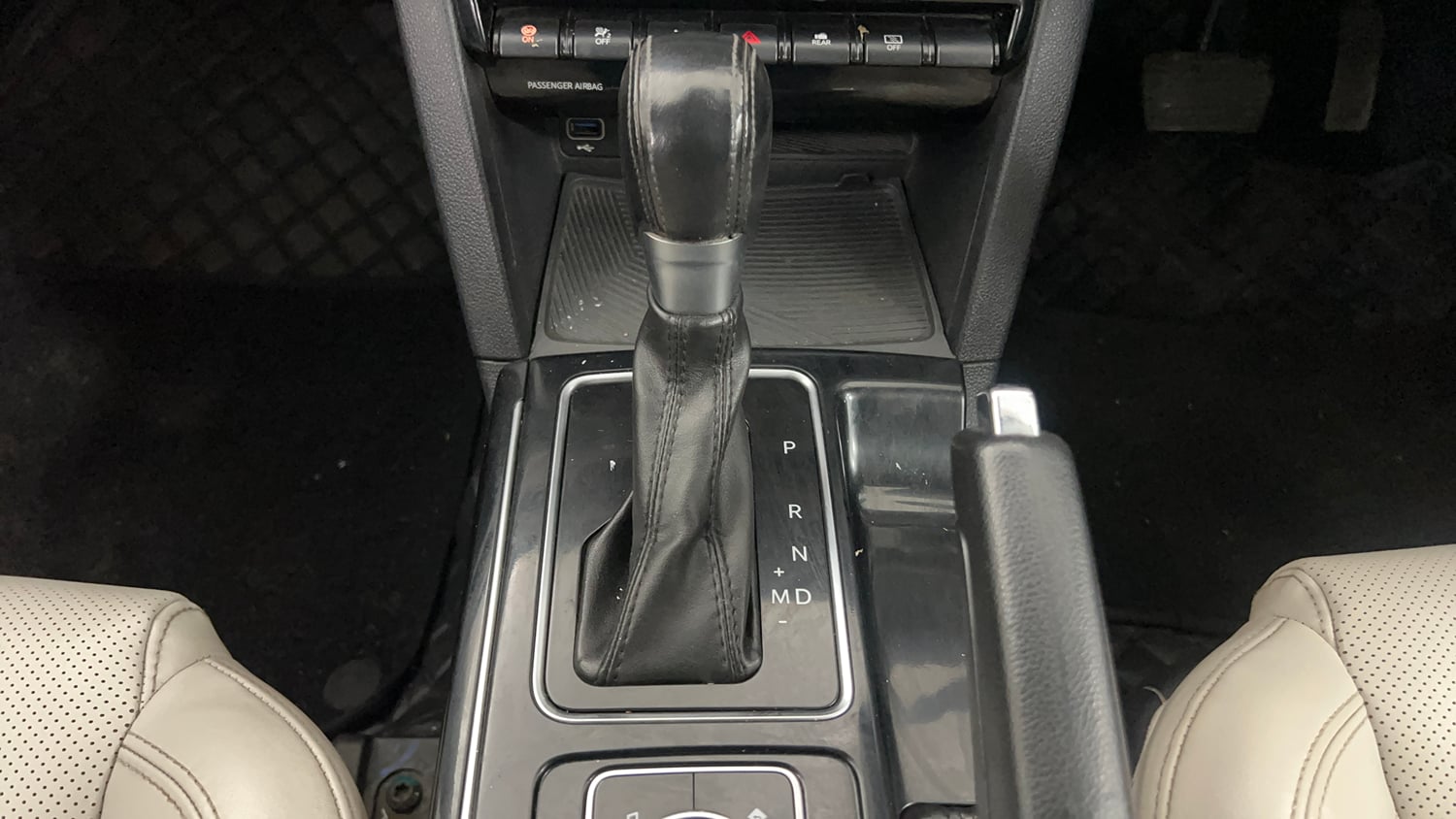 Used 2022 Mahindra XUV700 AX 7 Petrol AT 7 STR Petrol Automatic interior GEAR  KNOB VIEW