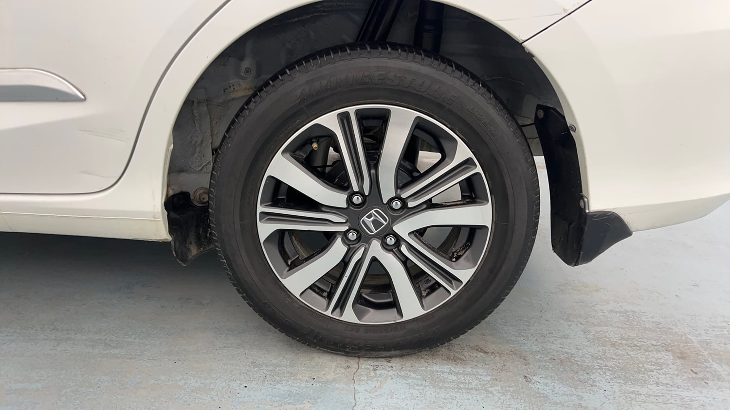 Used 2023 Honda Amaze VX 1.2 Petrol MT Petrol Manual tyres LEFT REAR TYRE RIM VIEW