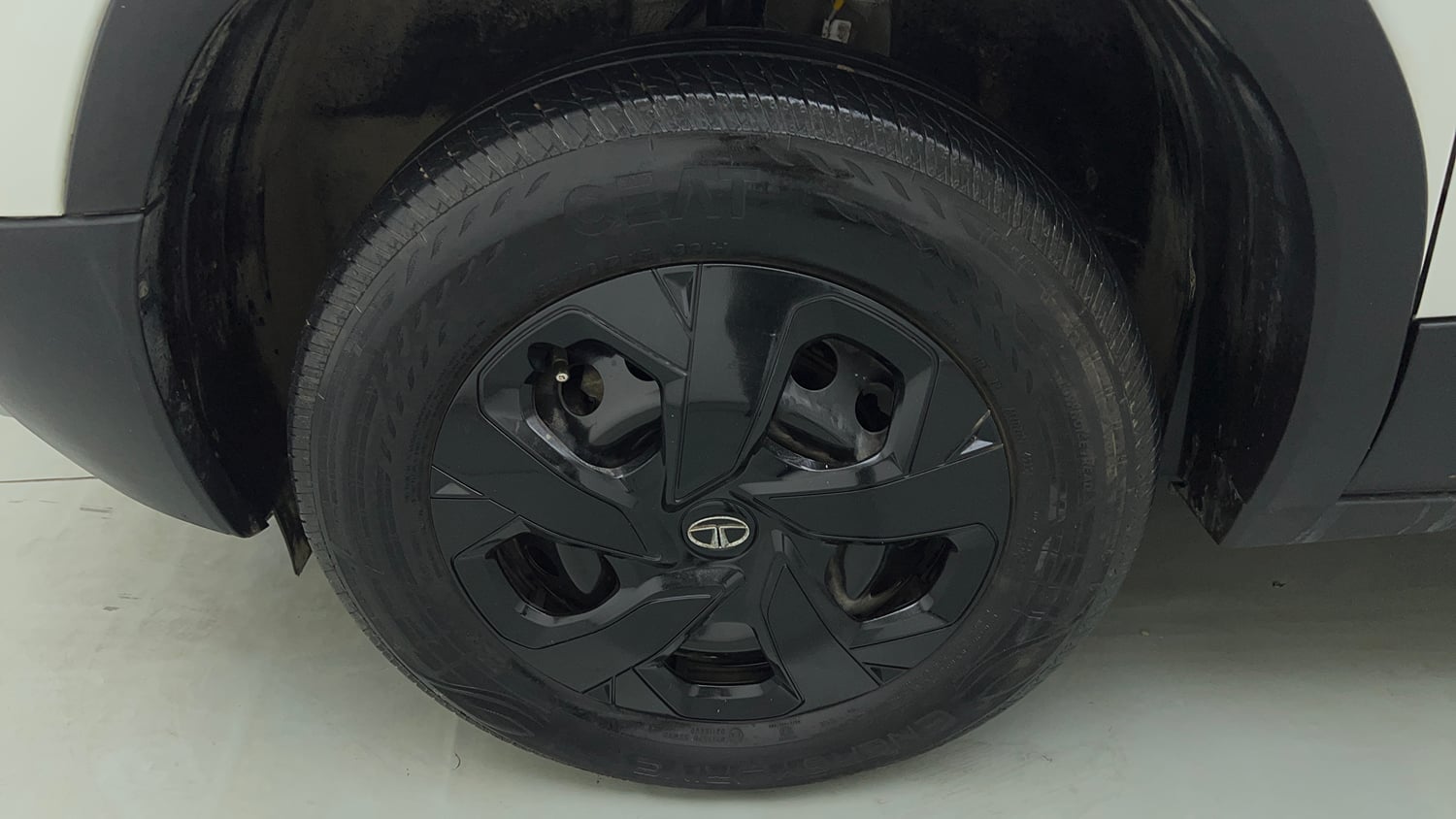 Used 2025 Tata Punch Pure CNG Cng Manual tyres LEFT FRONT TYRE RIM VIEW