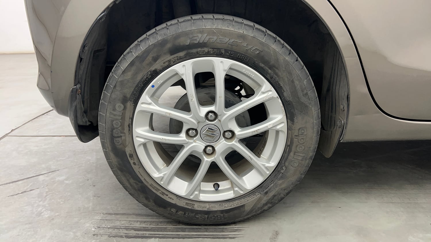 Used 2022 Maruti Suzuki Swift ZXi Petrol Manual tyres RIGHT REAR TYRE RIM VIEW
