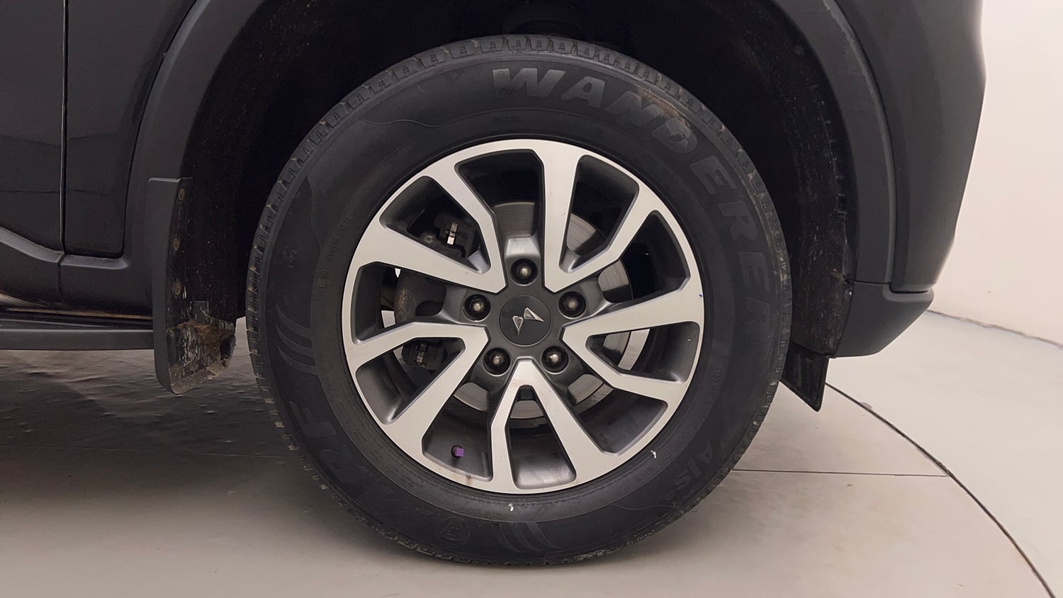 Used 2022 Mahindra Scorpio N Z8 L Petrol AT 7 STR Petrol Automatic tyres RIGHT FRONT TYRE RIM VIEW