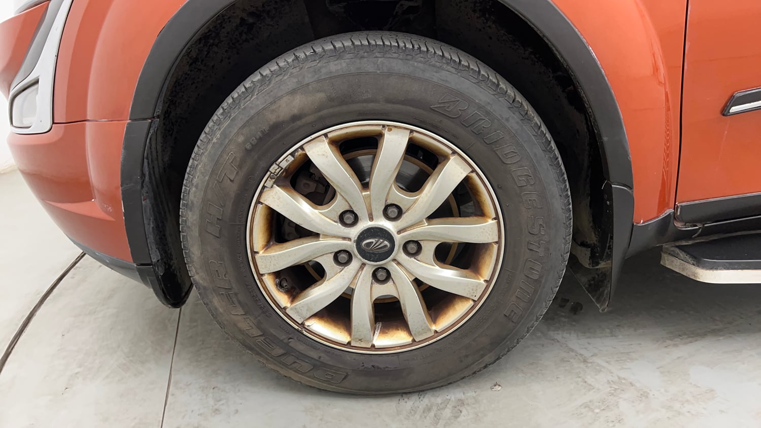 Used 2016 Mahindra XUV500 W10 AT Diesel Automatic tyres LEFT FRONT TYRE RIM VIEW