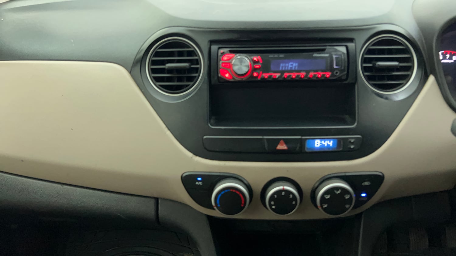 Used 2014 Hyundai Xcent Base 1.2 Petrol Manual interior MUSIC SYSTEM & AC CONTROL VIEW