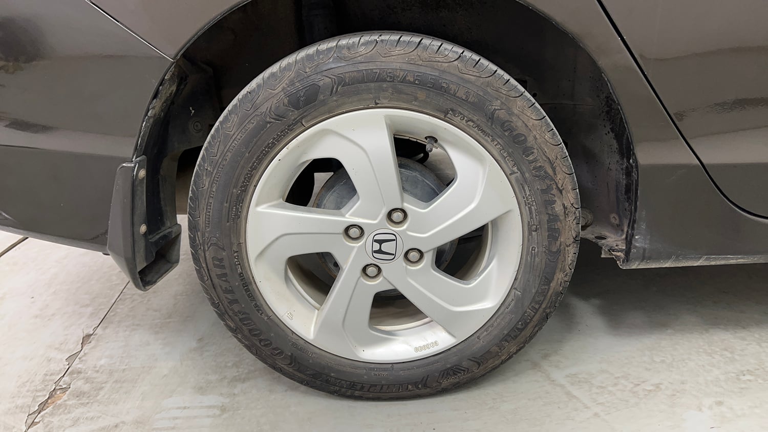 Used 2016 Honda City V Petrol Manual tyres RIGHT REAR TYRE RIM VIEW