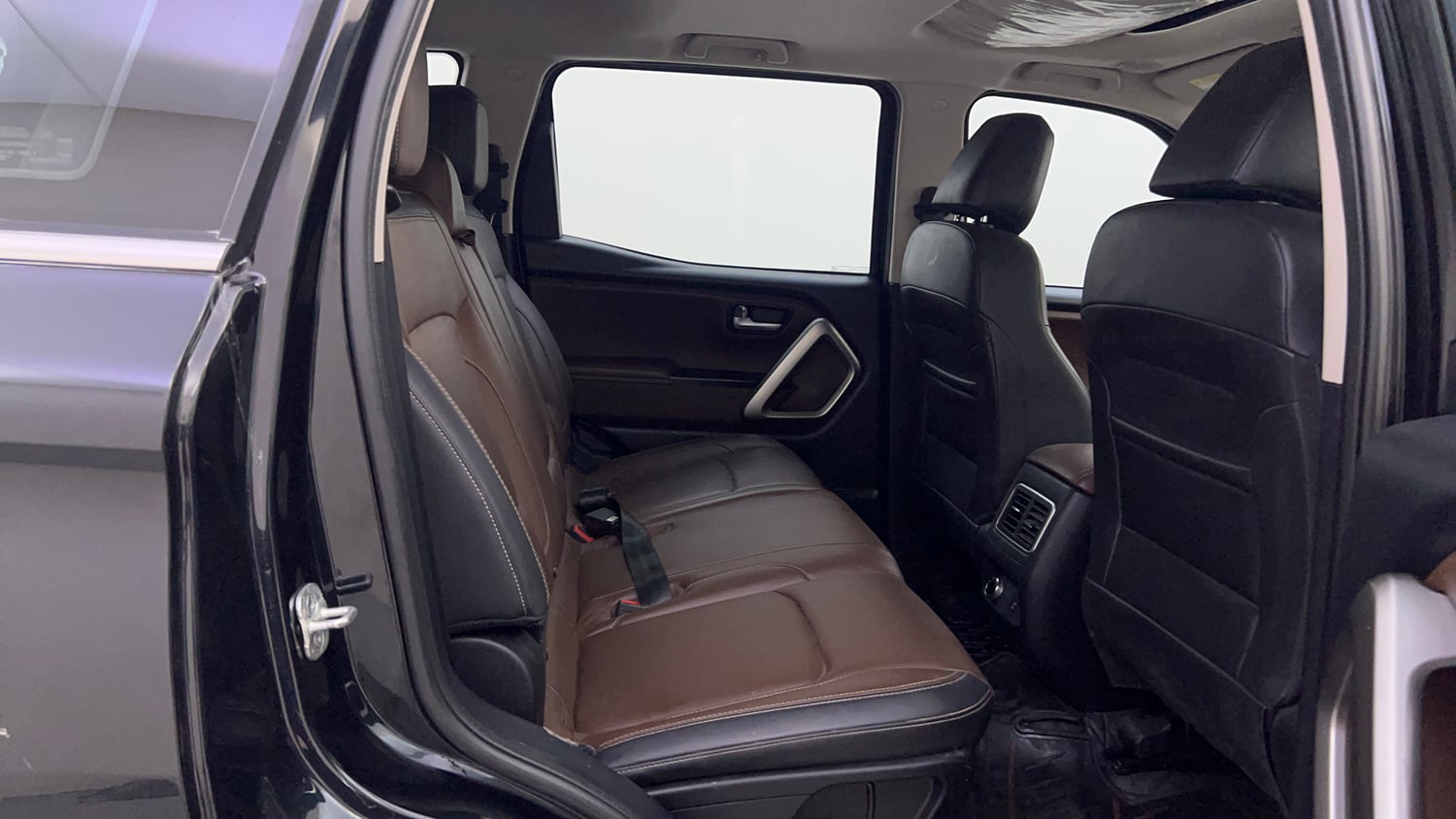 Used 2022 Mahindra Scorpio N Z8 L Petrol AT 7 STR Petrol Automatic interior RIGHT SIDE REAR DOOR CABIN VIEW
