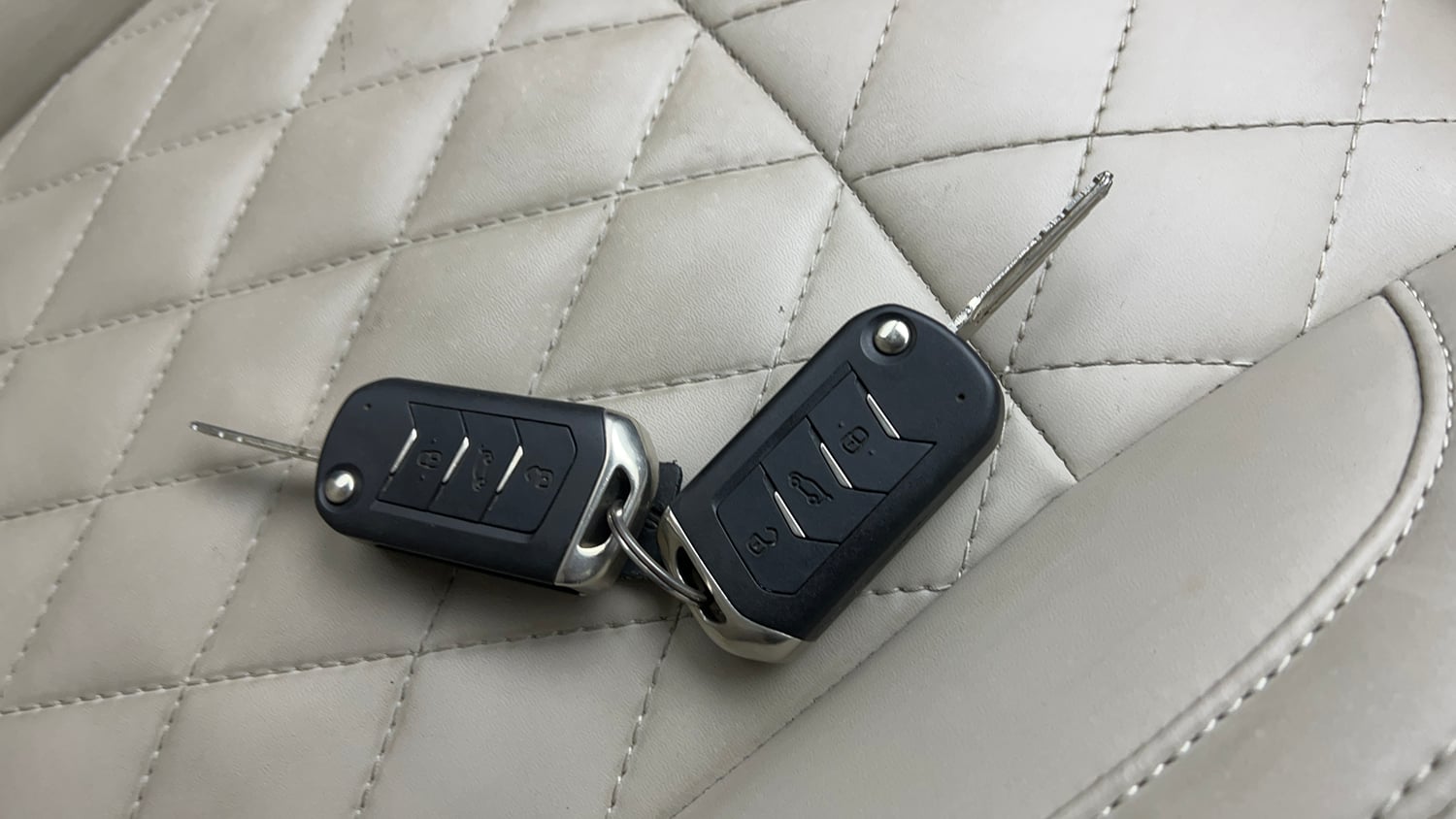 Used 2022 Mahindra XUV700 AX 5 Petrol MT 7 STR Petrol Manual extra CAR KEY VIEW