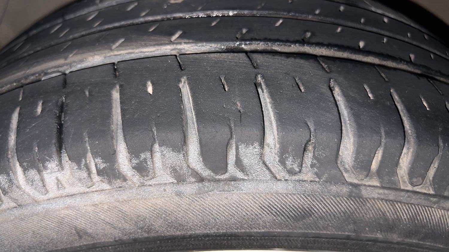 Used 2014 Hyundai i20 Sportz 1.2 Petrol Manual tyres LEFT FRONT TYRE TREAD VIEW