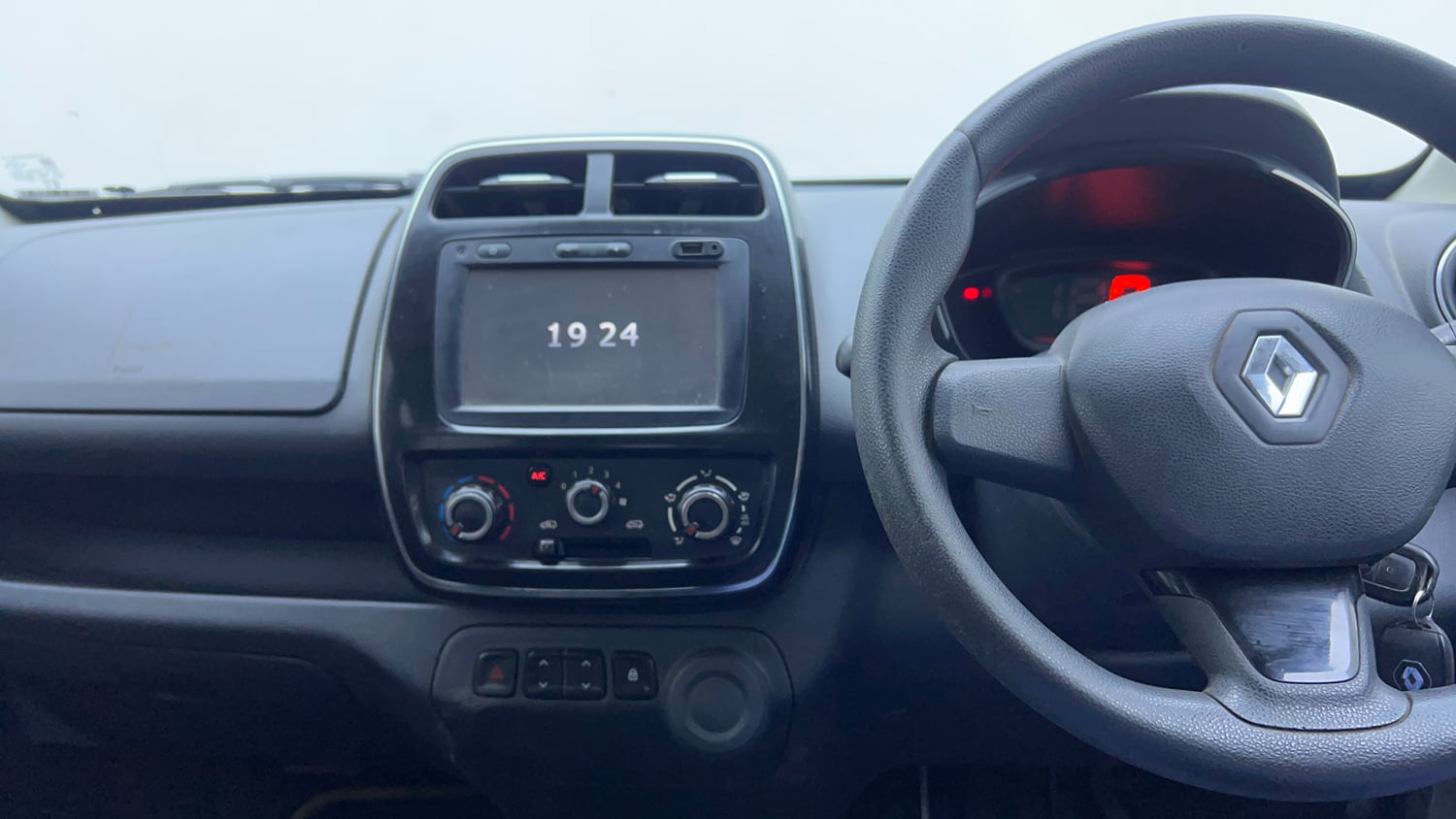 Used 2016 Renault Kwid 1.0 RXT Petrol Manual interior MUSIC SYSTEM & AC CONTROL VIEW