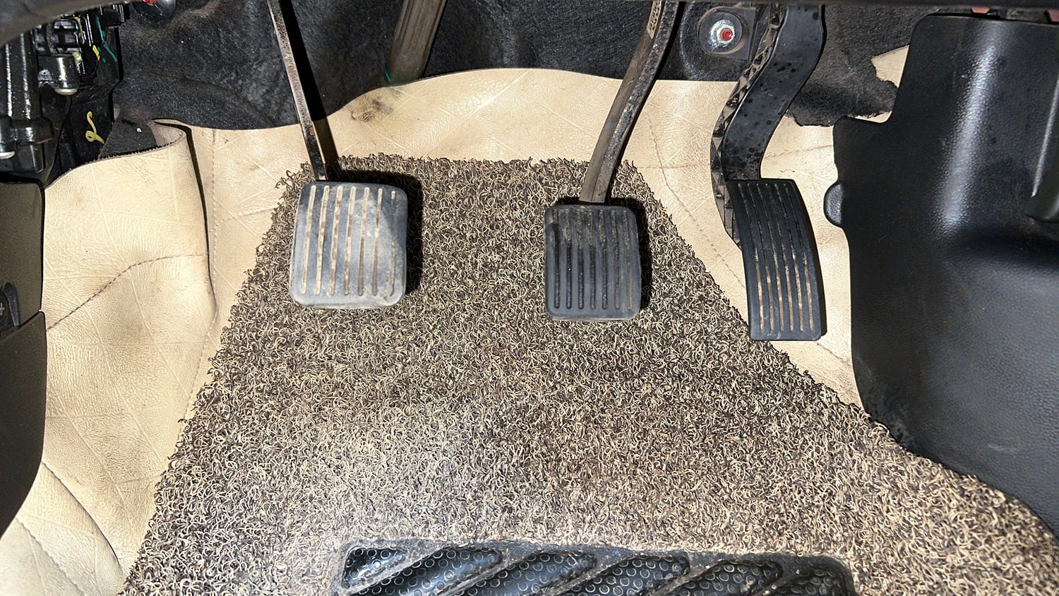 Used 2015 Hyundai Xcent SX 1.2 Petrol Manual interior PEDALS VIEW