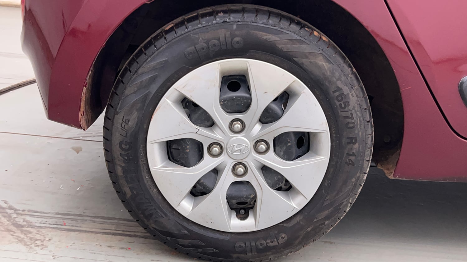 Used 2015 Hyundai Grand i10 Magna 1.2 Kappa VTVT Petrol Manual tyres RIGHT REAR TYRE RIM VIEW