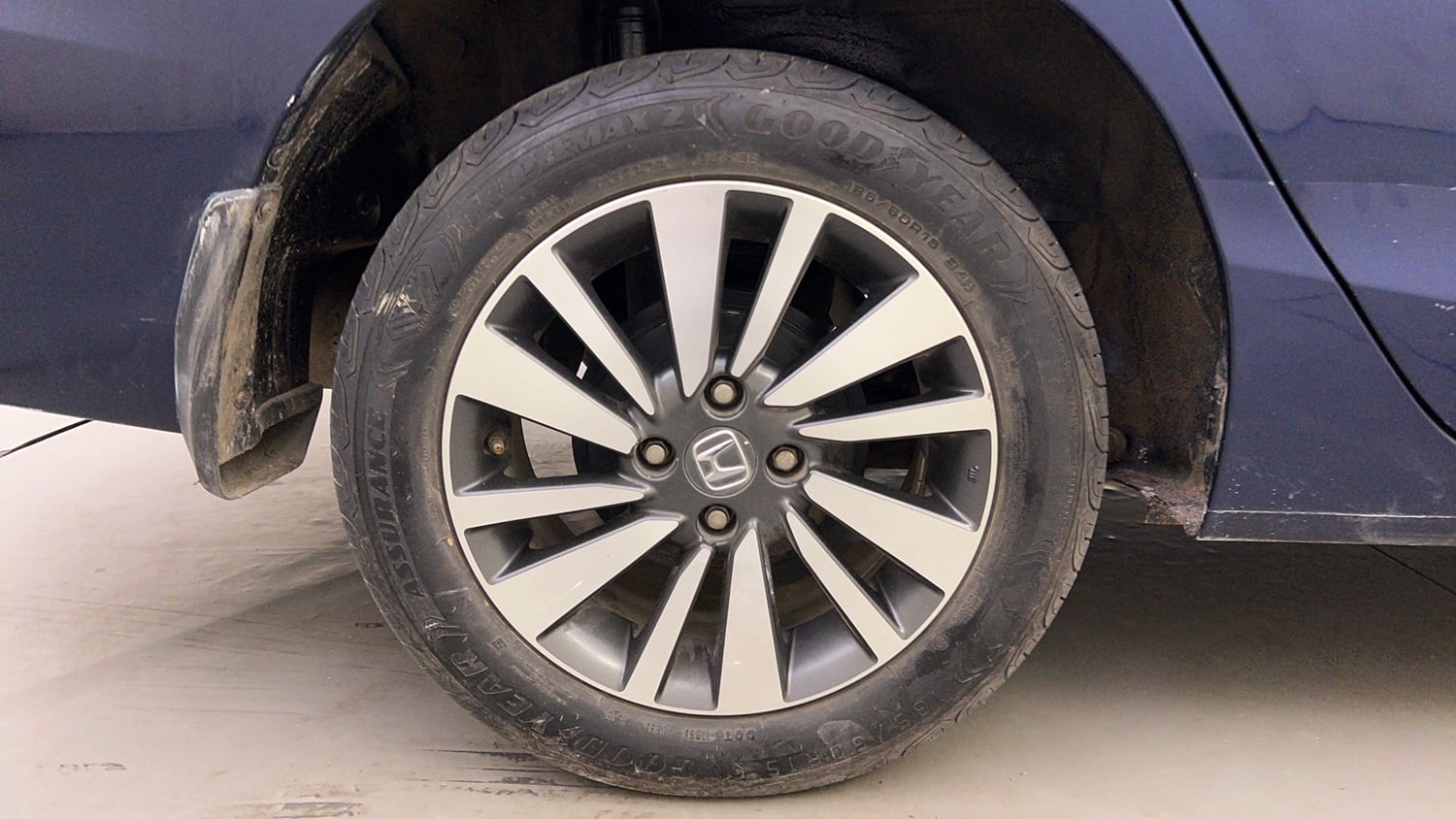 Used 2023 Honda City V Petrol MT Petrol Manual tyres RIGHT REAR TYRE RIM VIEW