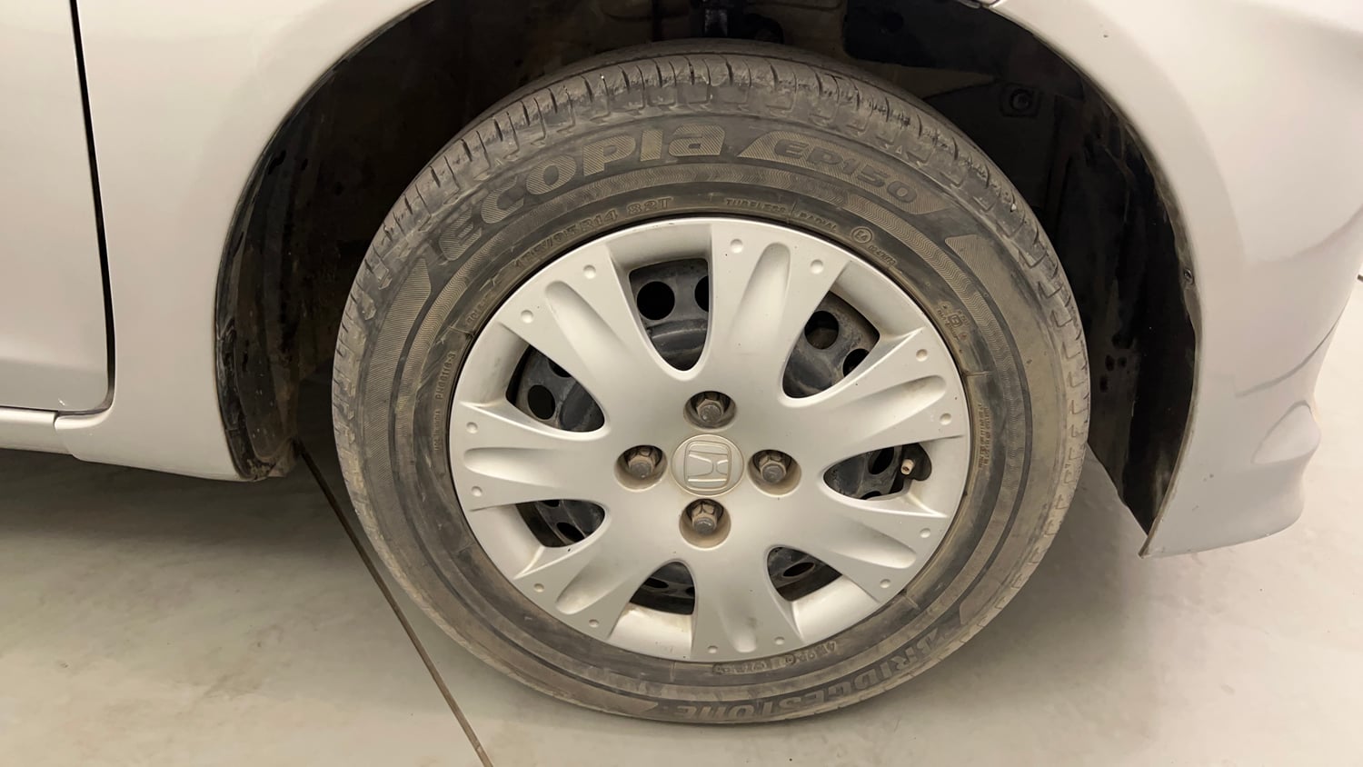Used 2014 Honda Brio S MT Petrol Manual tyres RIGHT FRONT TYRE RIM VIEW