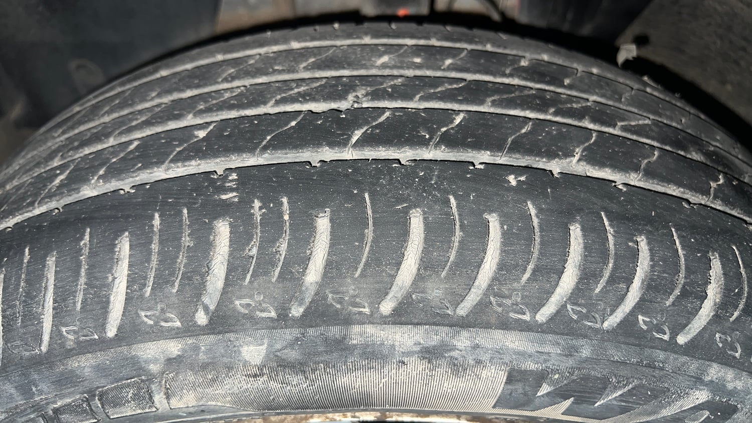 Used 2023 Nissan Magnite XE Petrol Manual tyres LEFT FRONT TYRE TREAD VIEW