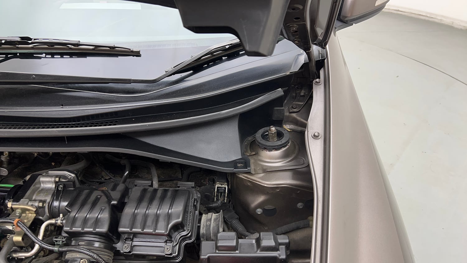 Used 2013 Honda City V MT AVN Petrol Manual engine ENGINE LEFT SIDE HINGE & APRON VIEW
