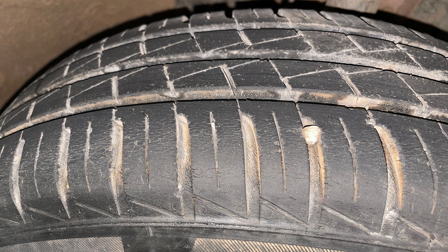 Used 2024 Renault Kwid RXL(O) 1.0 Petrol Manual tyres RIGHT FRONT TYRE TREAD VIEW