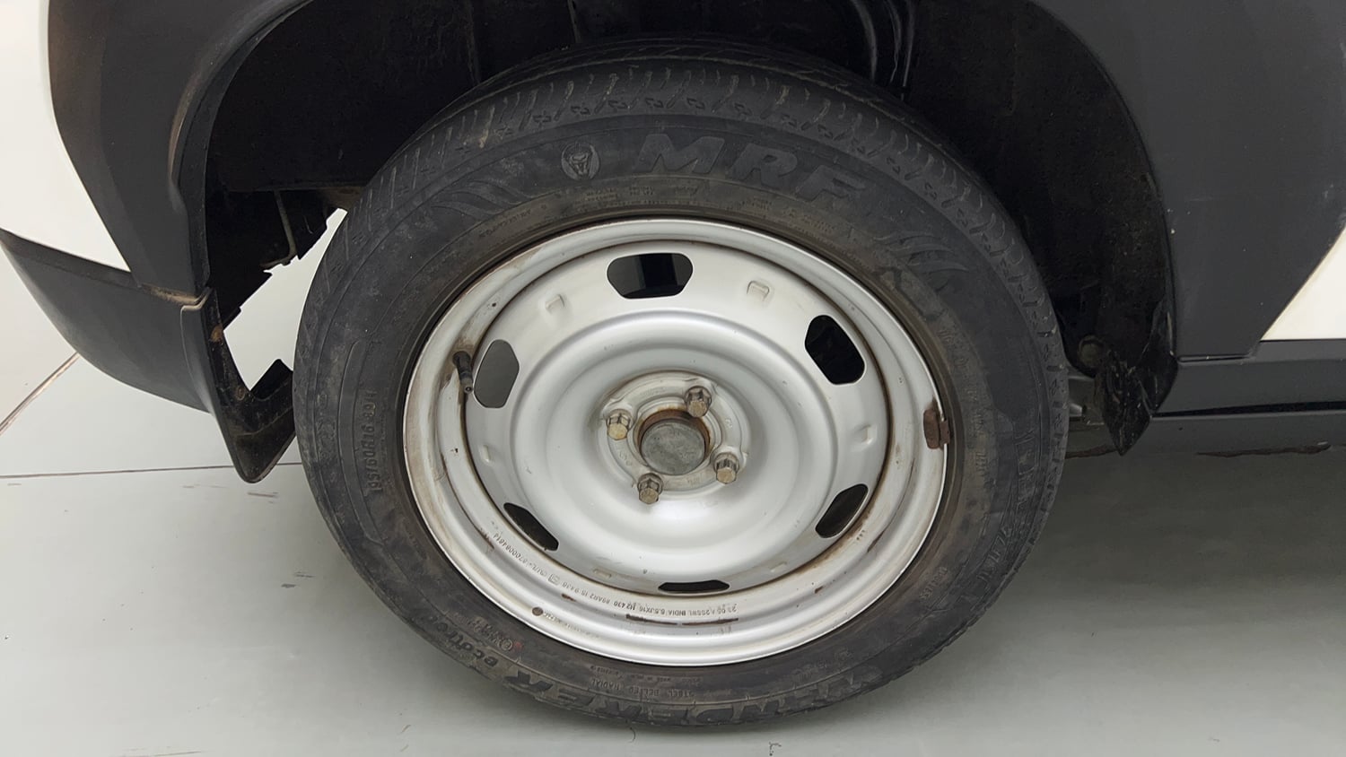 Used 2023 Nissan Magnite XE Petrol Manual tyres RIGHT REAR TYRE RIM VIEW